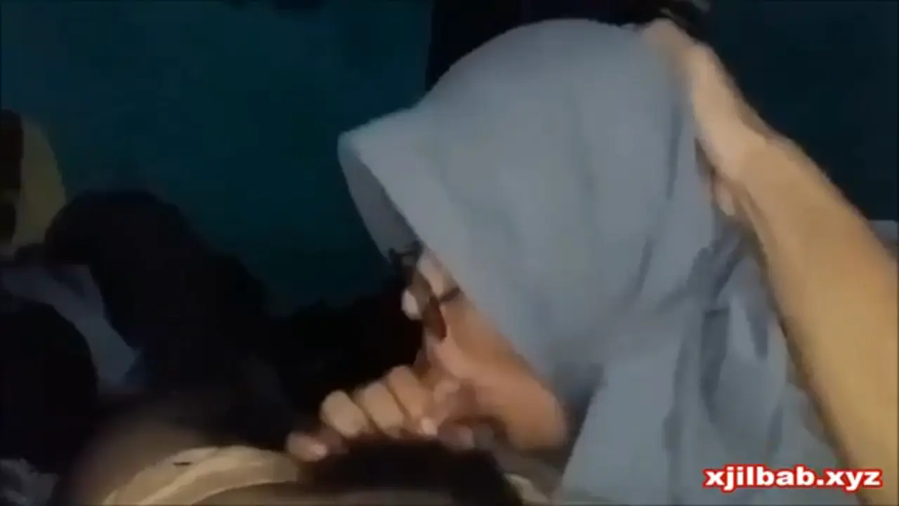 Hijaber_Berkacamata_Jago_Banget_Menghisap_Kontol_-_xJilbab_Video