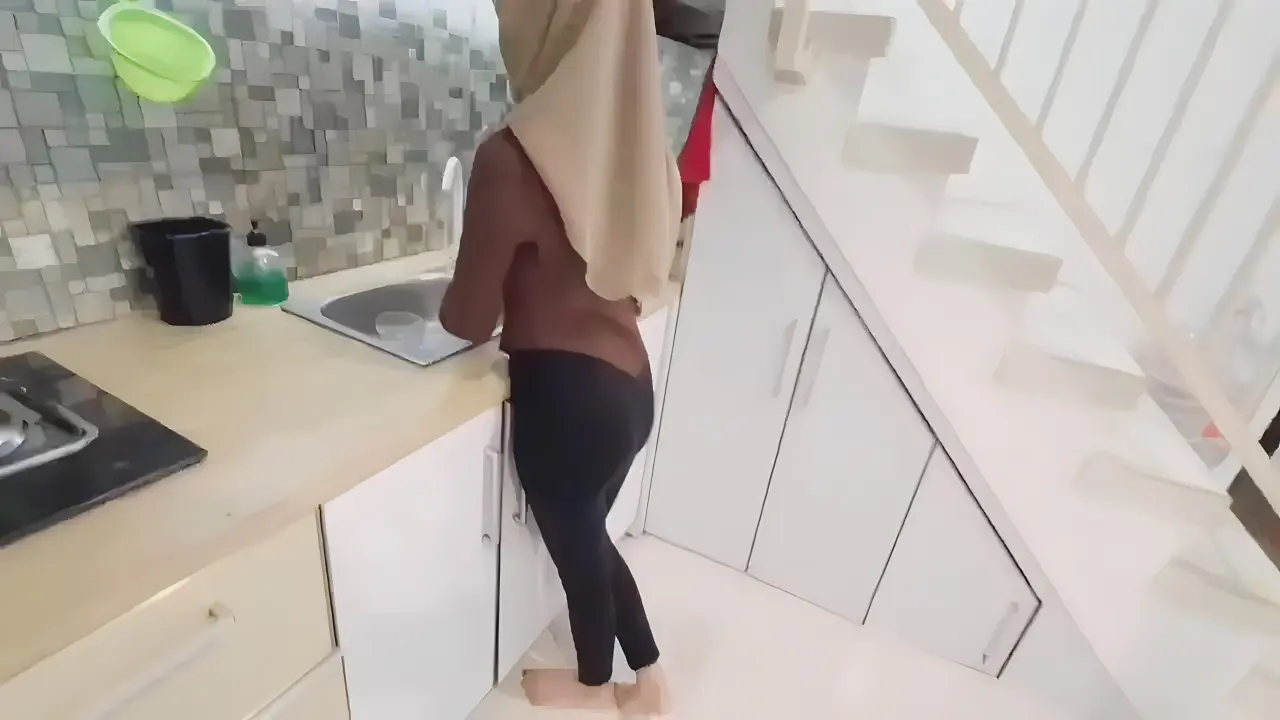 HIJAB LAGI NYUCI PIRING DI EMBAT