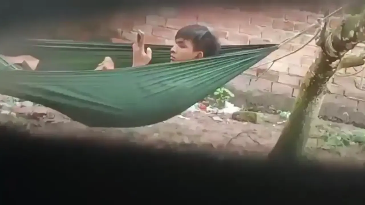 Lagi ngocok .Hammock sambil nonton bokep